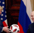 Владимир Путин презентовал президенту США официальный мяч прошедшего в России чемпионата мира по футболу. - Комсомольская правда Уфа