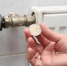 heating battery and hand holding coin - News102.Ru