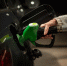 close-up-hand-holding-gas-pump - News102.Ru