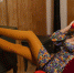 full-shot-woman-posing-with-old-phone - News102.Ru