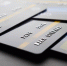 credit-cards-that-are-stacked-on-the-floor - News102.Ru