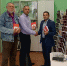 газета «Ашкадар»  Рамиль Мансуров и Фаяз Юмагузин во время передачи книг военнослужащему МСП «Башкортостан» «Эмиру» - Башинформ