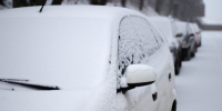 closeup-of-a-snow-covered-car-on-the-street-during-winter - News102.Ru