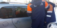 Мать бросила ребёнка в закрытом автомобиле - Mkset.Ru