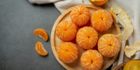 peeled-tangerines-on-old-dark-background - News102.Ru