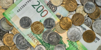 money-coins-and-banknotes-in-russian-rubles-scattered-in-a-heap-on-the-table-top-view-idea-for-background-or-banner-for-market-news - News102.Ru