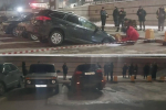 На парковке уфимского ж/д вокзала из-за провала грунта под асфальтом оказалась иномарка