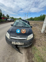 В Уфе водитель врезался в электроопору и опрокинул машину