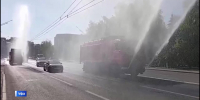 В связи с жаркой погодой в Уфе поливомоечные машины охлаждают асфальт | ГТРК «Башкортостан» - ГТРК Башкортостан