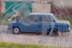 Ради эффектного видео 18-летний парень из Башкирии прокатил девушку на капоте «семерки»