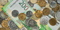 money-coins-and-banknotes-in-russian-rubles-scattered-in-a-heap-on-the-table-top-view-idea-for-background-or-banner-for-market-news - News102.Ru