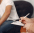 man-sitting-in-the-psychologist-s-office-and-talking-about-problems - News102.Ru