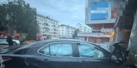 «Не приходя в сознание госпитализирован»: водитель «Тойоты», которого ранее лишили прав, сел за руль и влетел в здание - Комсомольская правда