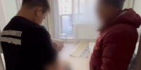 Уборщица почувствовала неприятный запах: 5-летнюю девочку зарезали и спрятали в диване - Комсомольская правда