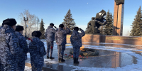 В День Героев Отечества сотрудники вневедомственной охраны Уфы возложили цветы к Вечному огню - Росгвардия