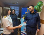 Женский коллектив следственного управления республики поздравил с грядущим праздником коллег-мужчин