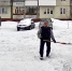 Появилось видео, как 84-летняя пенсионерка убирает снег лопатой у подъезда своего дома в уфимской Шакше | ГТРК «Башкортостан» - ГТРК Башкортостан