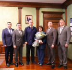 Председатель Верховного Суда Республики Башкортостан поздравил старшего специалиста с юбилеем