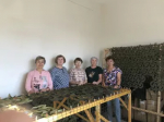 600 сетей для военнослужащих изготовили жители старшего поколения в Архангельском районе